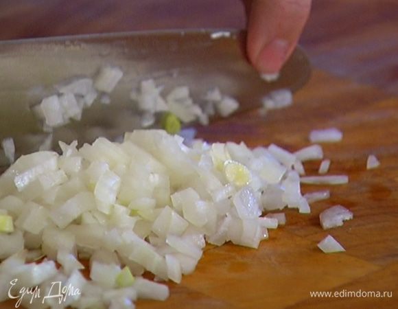 Лук почистить и мелко порубить.