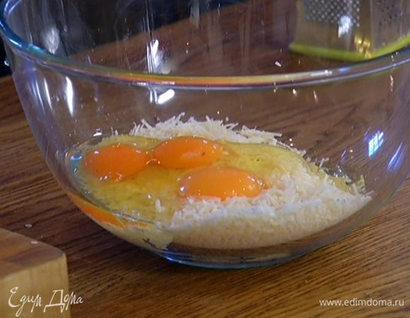 Добавить к сыру яйца, поперчить и перемешать.