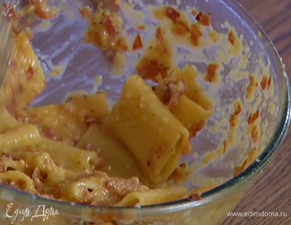 Когда макароны достаточно остынут (чтобы не заварились яйца), добавить к ним сырно-яичную массу и перемешать. Если понадобится, влить немного воды, в которой варились макароны.