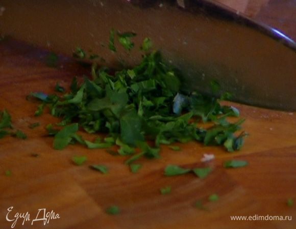 Петрушку очень мелко порубить и посыпать пасту.