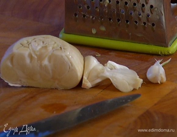 Чеснок почистить и мелко порубить.