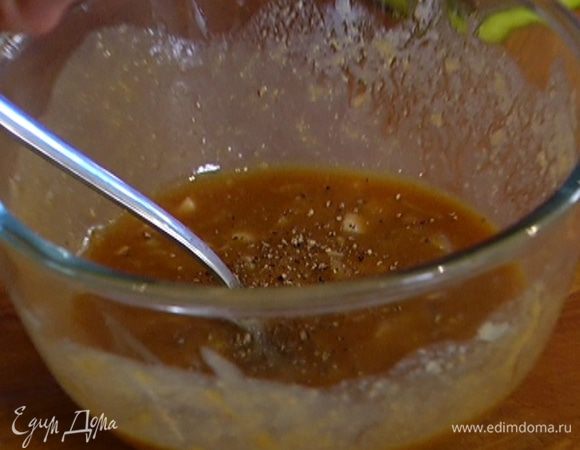 Приготовить мисо-соус: смешать чеснок и имбирь, влить сливовое вино, соевый соус, добавить мисо-пасту, сливовую пасту, поперчить и перемешать.