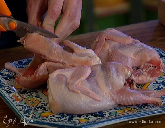 Перепелок вымыть и вырезать хребет.