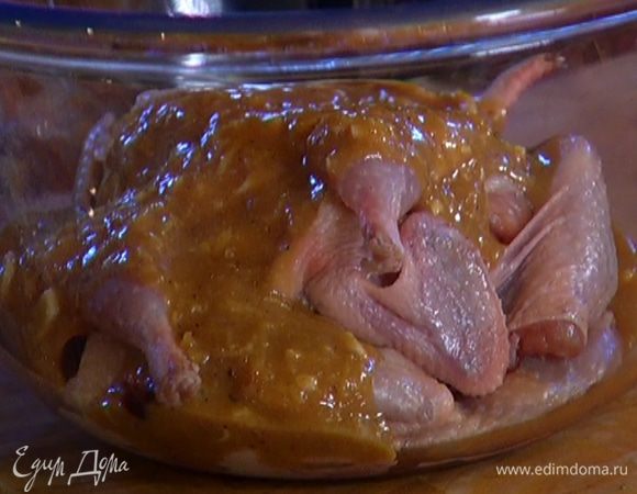 Смазать перепелок мисо-соусом и оставить мариноваться при комнатной температуре на час (а лучше на ночь в холодильнике).