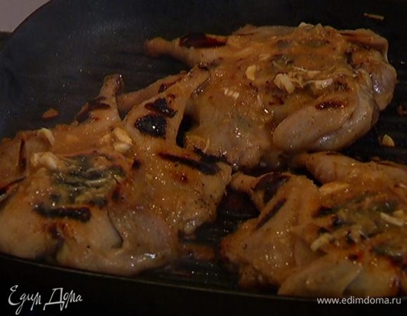 Разогреть в сковороде-гриль оливковое масло, выложить перепелок кожей вниз и обжаривать с двух сторон до полной готовности, периодически смазывая маринадом.