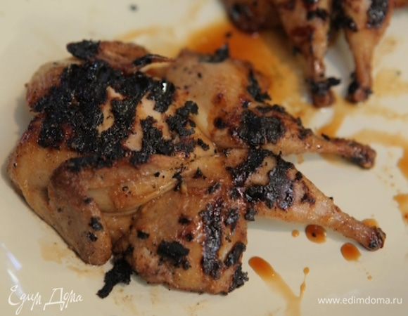 Готовых перепелок сбрызнуть сиропом шиповника.