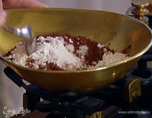 Муку смешать с сахаром, какао и солью.