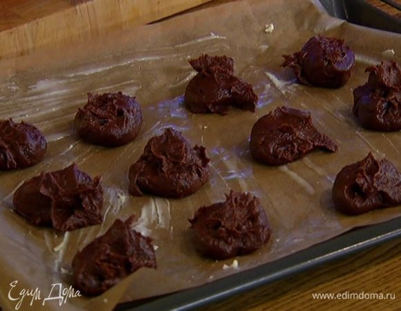 Противень выстелить бумагой для выпечки, смазать оставшимся сливочным маслом и столовой ложкой выкладывать тесто на некотором расстоянии друг от друга.