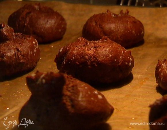 Отправить эклеры в разогретую духовку. Через 15 минут уменьшить температуру в духовке до 150°С и выпекать еще 20 минут (духовку ни в коем случае не открывать!).