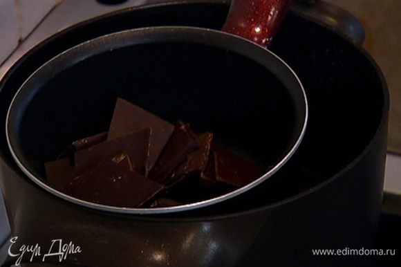 Весь черный шоколад растопить на водяной бане.