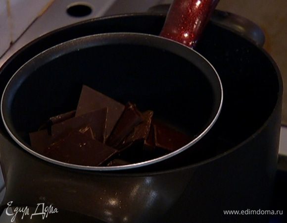 Весь черный шоколад растопить на водяной бане.