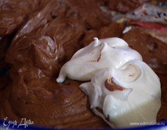 Приготовить крем: половину слегка остывшего растопленного шоколада перемешать с шоколадно-ореховой пастой. Затем добавить взбитые сливки и еще раз вымешать.