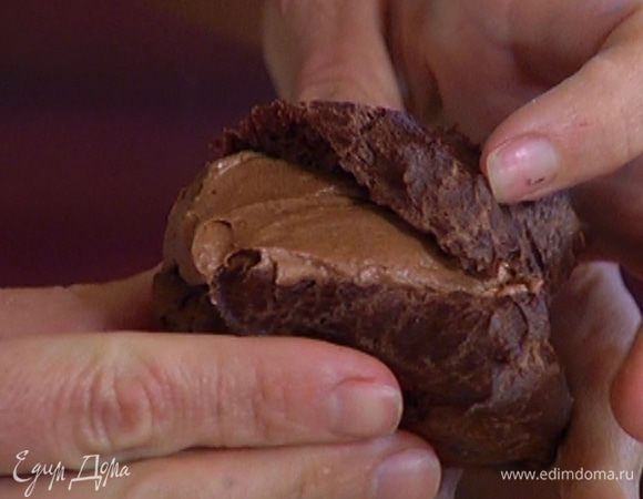 Готовые эклеры надрезать сбоку и наполнить шоколадным кремом.