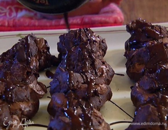 Полить эклеры оставшимся растопленным шоколадом.