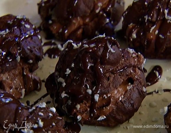 Белый шоколад натереть на крупной терке и посыпать эклеры.