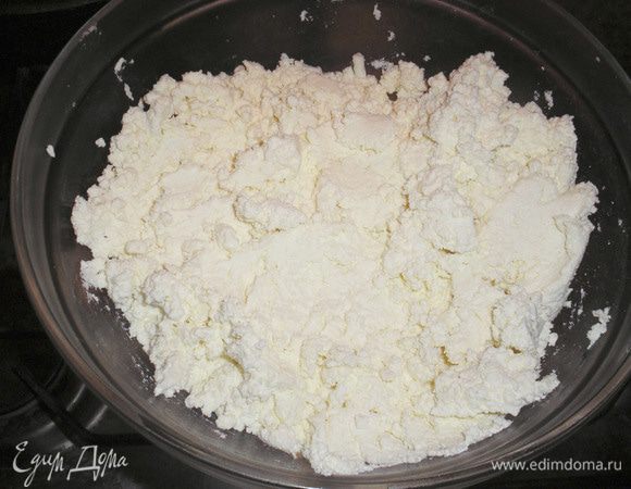 Творог дважды перемалываем на мясорубке или разбиваем блендером до однородной массы без крупинок.