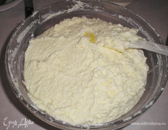 Добавляем к творожной массе и акуратно перемешивае снизу-вверх.