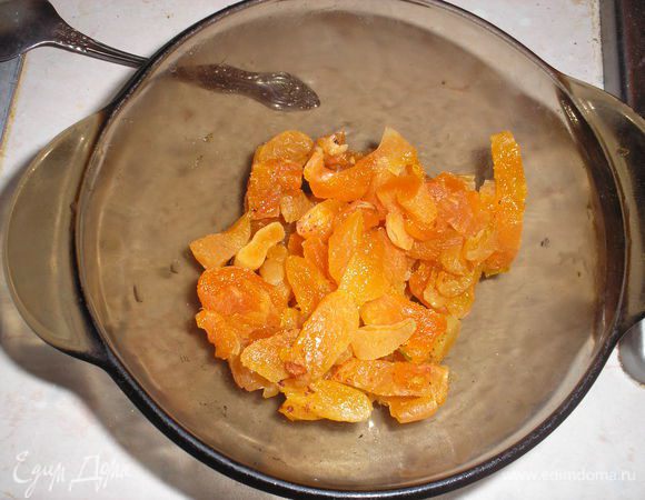 Курагу промываем кипятком и нарезаем на полоски.