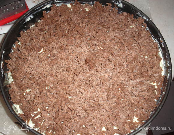 Сверху натираем вторую часть теста на терке с большими отверстиями. Выпекаем в ранее разогретой духовке при температуре 180гр. 1 час. Полностью остужаем, отправляем в холодильник на несколько часов.