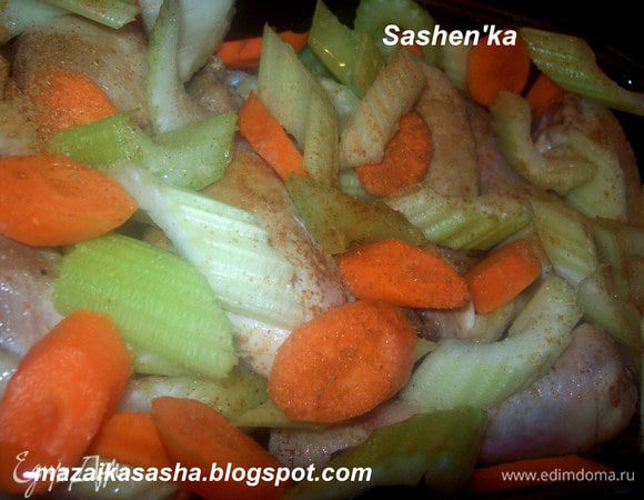 Выкладываем ножки в форму для духовки у которой есть крышка. Добавляем сельдерей и морковь. Солим, перчим. можно добавить приправы по Вашему вкусу.