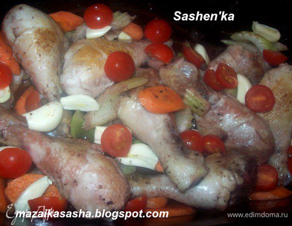 Через 30 минут добавляем помидоры, чеснок и еще 1 стакан вина, накрываем крышкой и отправляем обратно в духовку еще минут на 40. Через 40 минут можно есть. Впринципе у курицы уже есть гарнир, это овощи с которыми она тушилась, но мне нравится подавать это блюдо с рисом.