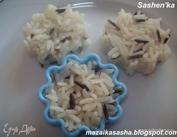 Выкладываем рис на тарелку. Можно просто горкой насыпать, а я сделала так.