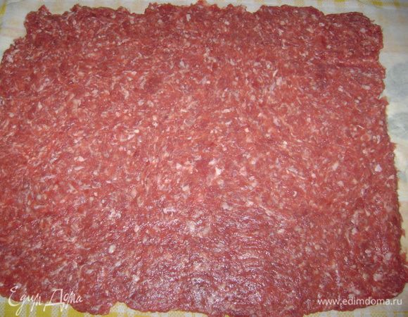 Фарш замесить с одним яйцом,добавить соль,перец.                           Раскатать на пергаменте.