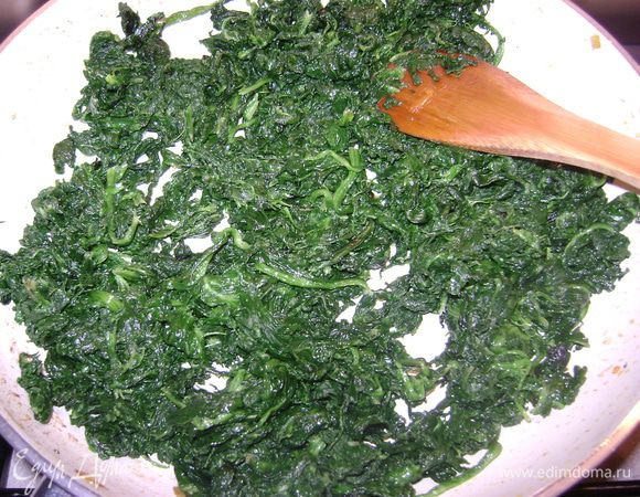 Выложить ветчину,шпинат,половинки вареных яиц,дольки сыра.              Шпинат  предварительно замочить в горячей воде,отжать и обжарить в оливковом масле.