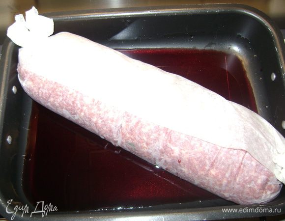 Cвернуть рулетом в этом же пергаменте,завернув края как конфетку.Выложить на противень,налить немного красного вина и немного воды. Поставить в духовку минут на 40(через 20 мин перевернуть).
