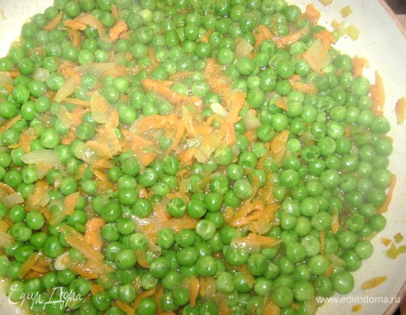 Готовим гарнир:обжарить лук и морковь,добавить горошек,соль,перец,сахар и немного воды и тушить до готовности.
