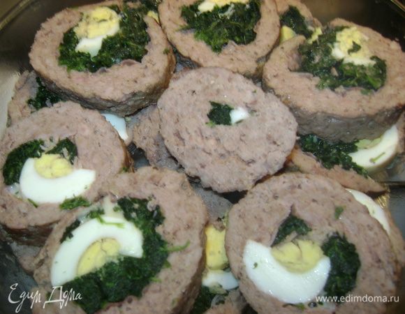 Готовый рулет разрезать,сложить в форму,залить гарниром и потушить еще несколько минут.Приятного аппетита!