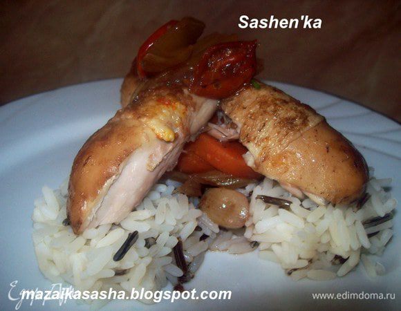 Курицу отделяем от костей (Мясо отделяется очень легко..Я бы сказала, что оно просто соскакивает с косточек) Выкладываем на рис. Сверху на курицу выкладываем еще не много тушеных офощей. Поливаем соусом, который образовался в процессе приготовления курицы. Посыпаем мелко нарубленным зеленым луком.