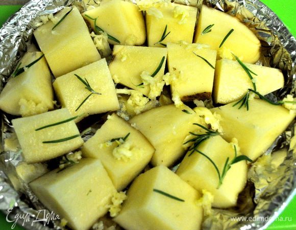 Подготовить за это время картофель,если крупный порезать, посолить и поперчить,чеснок раздавить и обмазать им картофель,розмарин уложить на картофель.