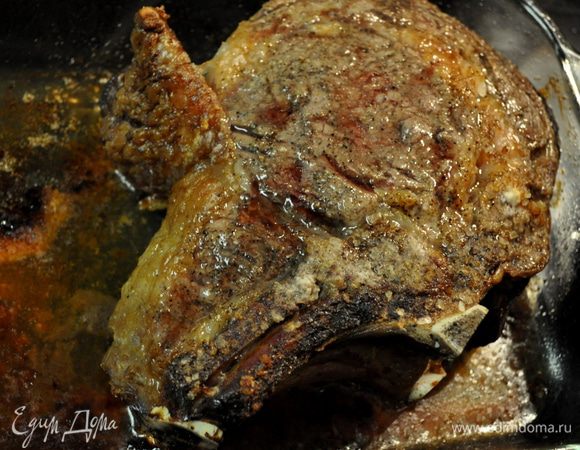 Вытащить из духовки говядину и взять из противня 3-4 стол.л жира и облить им картофель.Вернуть в духовку мясо и картофель.