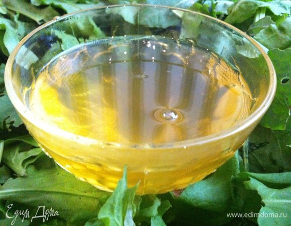 Сварить сироп из 1 кг сахара и 2 стаканов воды. Нарвать головки одуванчиков, освободить желтые лепесточки от зелени, опустить в сироп и варить минут 20. В конце за 2-3 минуты выжать сок 1/2 лимона. Снять с огня, остудить и процедить через сито или марлю.