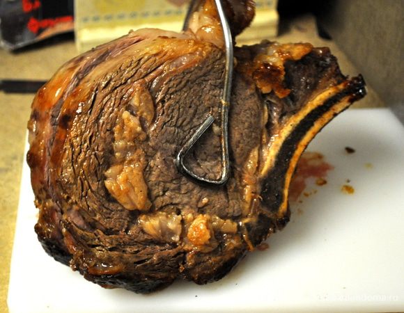 Готовить примерно 45-60мин.Затем мясо вынуть,если готово и прикрыть фольгой,оставить в сторону. Готовить картофель до готовности еще минут 30.
Затем мясо порезать порционно.