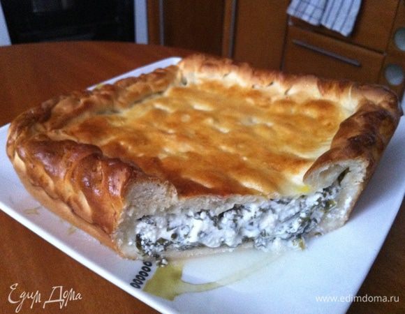 Тесто: 1 пачку дрожжей (свежих) размочить в 1/2 стакане воды с 1 ст.л. сахара. В кастрюлю вылить 1 литр теплого молока, 4 крупных (5 мелких) яйца, 200гр сливочного масла, 1 ст.л. подсолнечного масла и добавить размоченные дрожжи. В миску добавить соль, сахар по вкусу + 2 кг муки. Все очень тщательно вымесить и оставить подходить. Осадить тесто 2-3 раза.Теста получается много, я использовала для пирога около500-600гр, оставшееся тесто я отправила в морозилку.

Для начинки смешала 500 гр творожного сыра  и 2 большие горсти мелко рубленного щавеля. 2/3 теста раскатать и выложить в форму с бортиками, выложить начинку. Оставшееся тесто раскатать в тонкий пласт, уложить сверху пирога и защипить края, смазать яйцом. Выпекать минут 35 в духовке при температуре 200 гр
