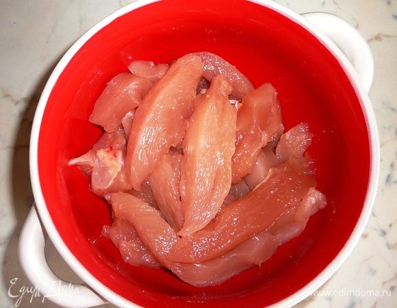 Куриное филе нарезать тонкими полосками.