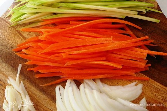 Морковь и кабачок нашинковать тонкой соломкой, лук нарезать полосками, чеснок нарезать вдоль.
