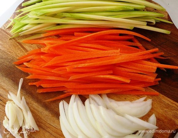 Морковь и кабачок нашинковать тонкой соломкой, лук нарезать полосками, чеснок  нарезать вдоль.