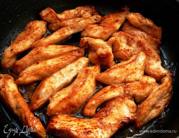 Хорошо разогреть сковороду (желательно с толстым дном) и на оливковом масле быстро обжарить курицу. Буквально по пару минут с каждой стороны... 