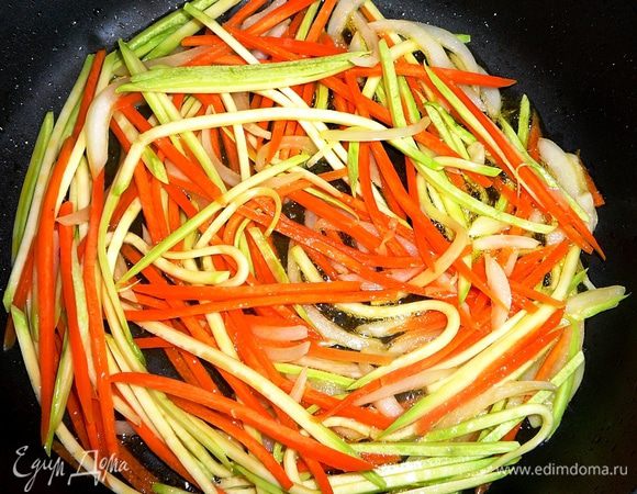 На другой сковороде также на оливковом масле обжарить морковь, кабачок, лук и морковь. Делать это надо очень быстро, овощи должны остаться немного хрустящими. Соль и перец добавить по вкусу.