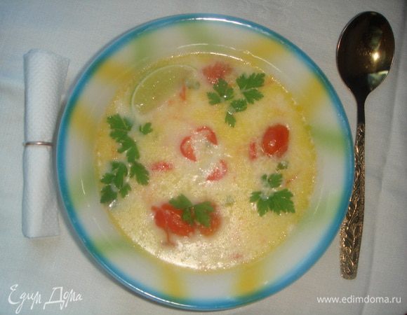 Супчик готов, при подаче украшаем перчиком чили и долькой лайма (когда кушаешь необходимо немного подавить ложечкой лайм, для придания совершенно необыкновенного вкуса и аромата).
