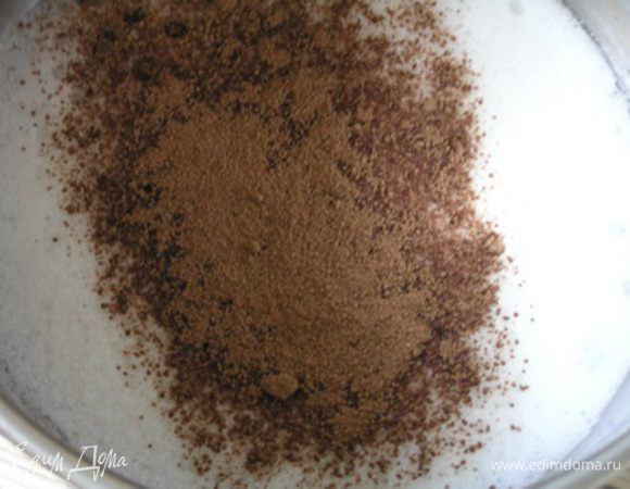 Охлажденные белки взбить с лимонным соком до пышной массы, не переставая взбивать, добавить какао, 