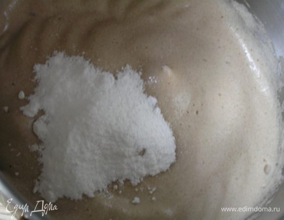затем сахарную пудру и крахмал, взбить до плотной массы,