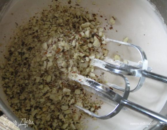добавить измельченные орехи, перемешать.  