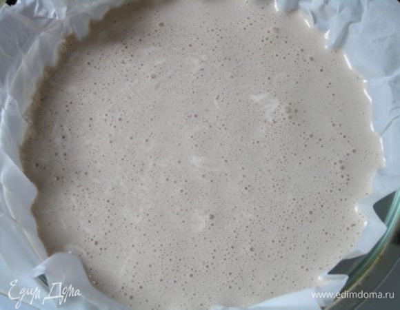 Выложить массу в форму, застеленную пергаментом и выпекать при 90*С около 2х часов.***Я выпекала при 130*С около часа, безе хорошо поднялось, но потом опустилось, но не расстраивайтесь, если у Вас такое случится, на вкусе это никак не отразится :)*** 
