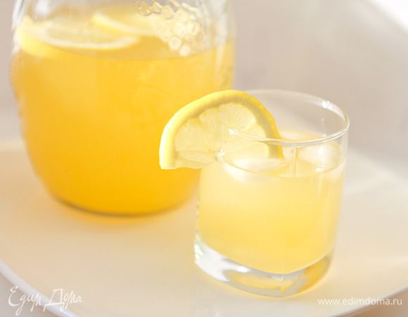 Смешать апельсиновый и лимонный сок, добавить воду. Перемешать.
Подавать со льдом.
