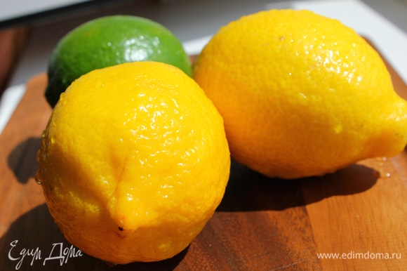 Выжать сок из одного лимона и лайма. Процедить через мелкое сито.