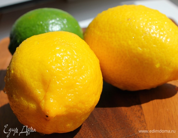 Выжать сок из одного лимона и лайма. Процедить через мелкое сито.